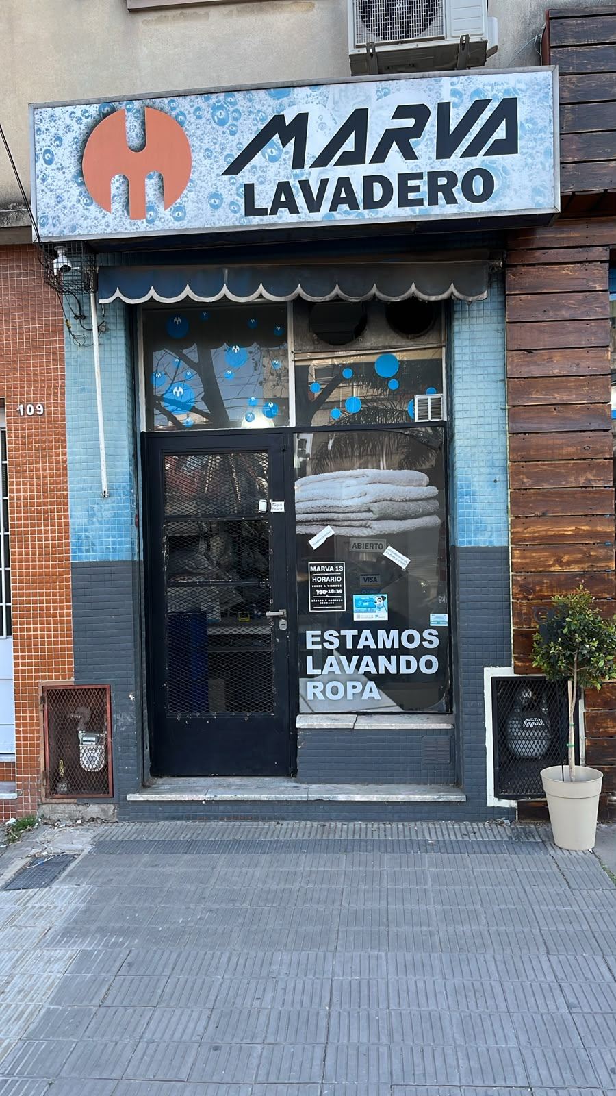 Frente del lavadero Marva en Calle 13 Nº 109, con el cartel rojo y el número 109 a la izquierda